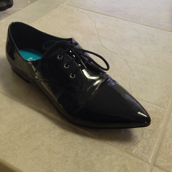 Tildon Shoes - Pointy black patent oxford