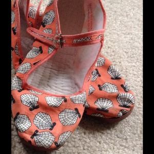 URBAN OUTFITTERS seashell print mary janes