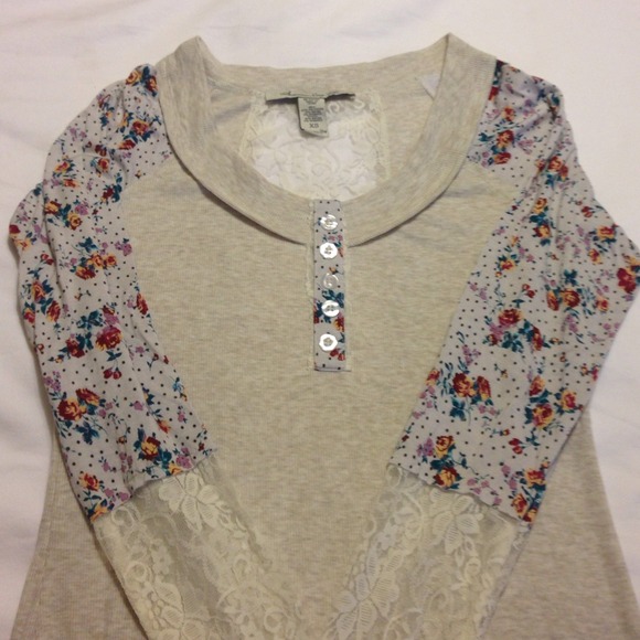 Long sleeved top with lace and flowers