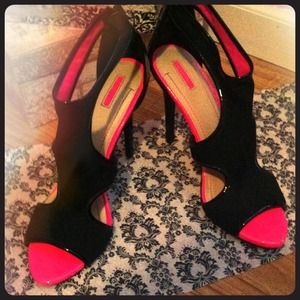 BCBG Paris pumps