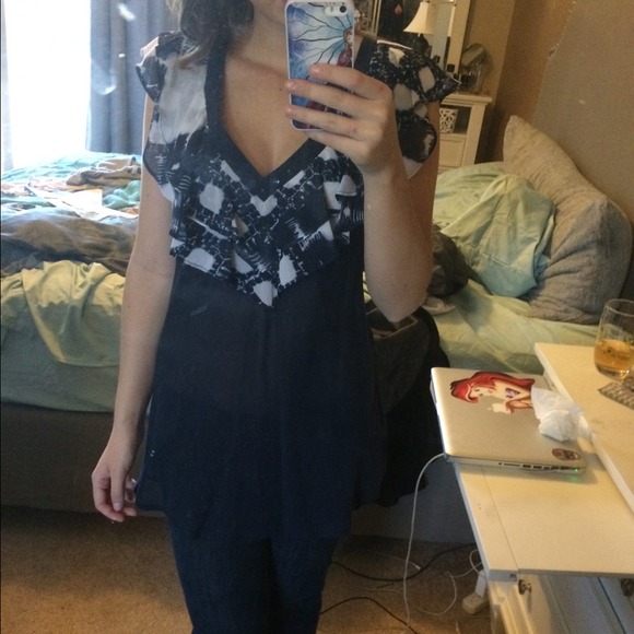 Adorable top with ruffle around the top