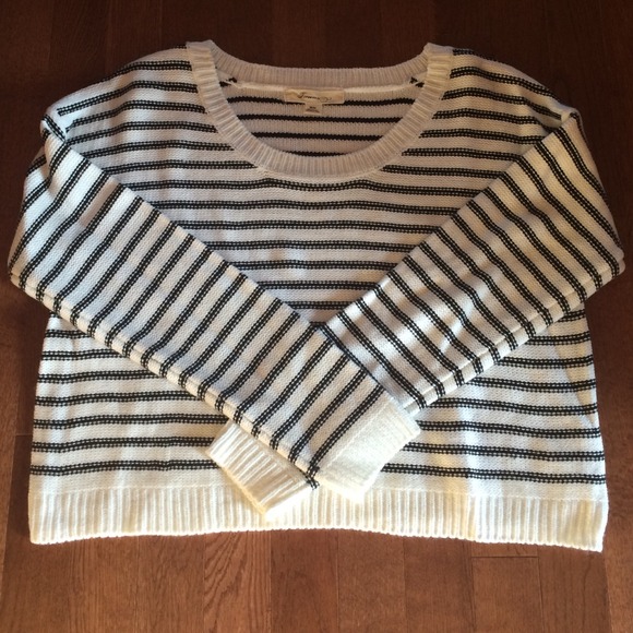 Forever 21 Sweaters - NWOT WHITE/BLUE STRIPED SWEATER.