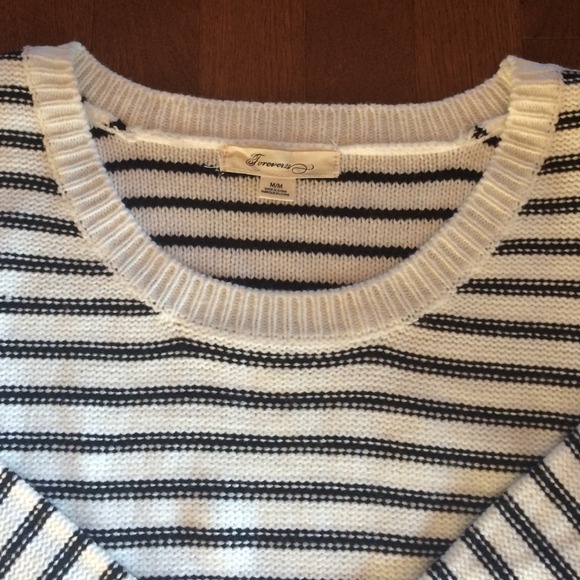 NWOT WHITE/BLUE STRIPED SWEATER. - Picture 2 of 4