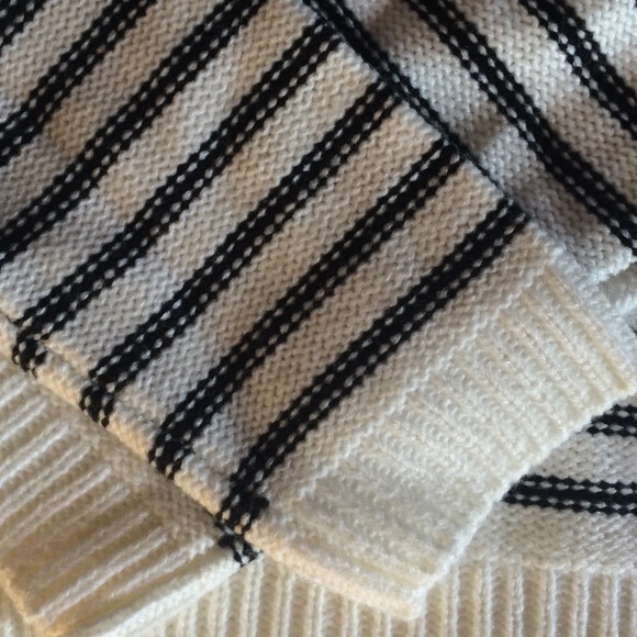 NWOT WHITE/BLUE STRIPED SWEATER. - Picture 3 of 4