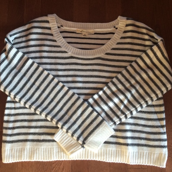 NWOT WHITE/BLUE STRIPED SWEATER. - Picture 4 of 4