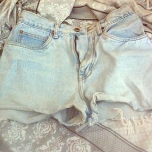 Light high waisted shorts