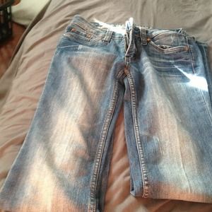 Size 5L refuge jeans! Very cute!