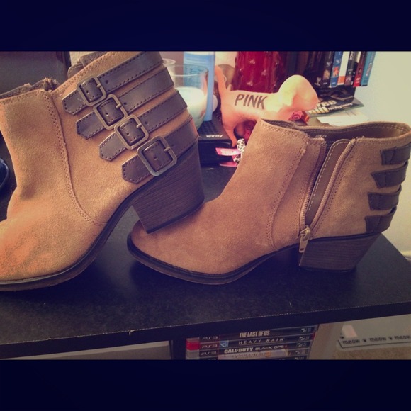 Brown booties and ugh slippers @heatherhobbie