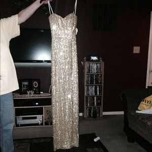 Gold prom dress. (Strapless)