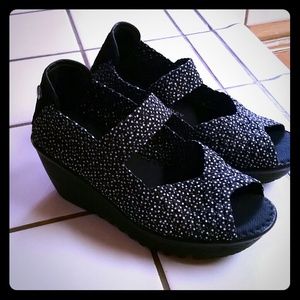 BMW Bernie Mev. Knitted black/white wedges!