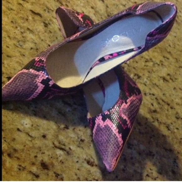 Pink and Black Snake Print Pumps