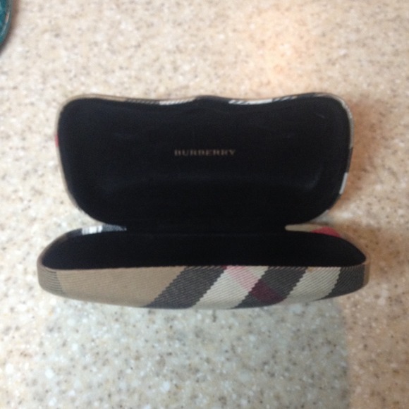 Burberry glasses/sunglasses case