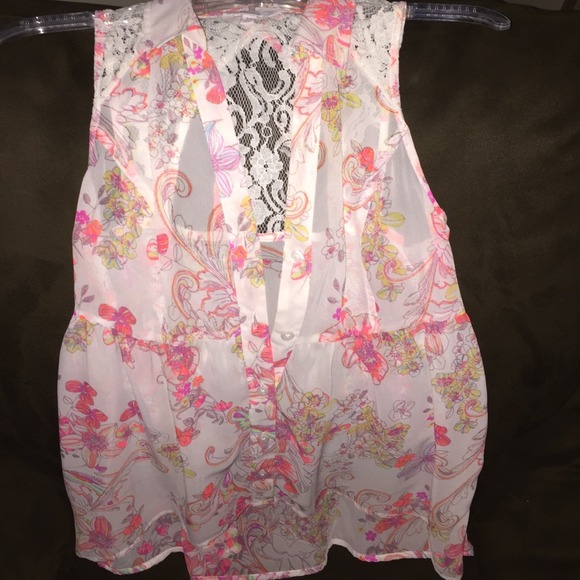 Candie's Tops - . 🍃🌸🍃🌸GORGEOUS. CANDIES TOP