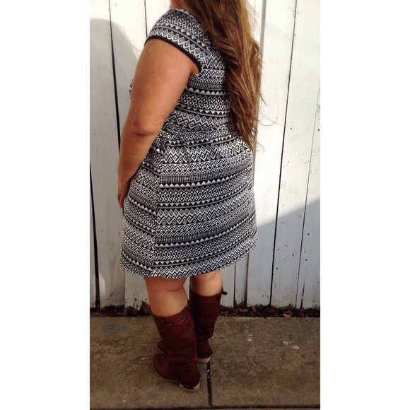 ๐ Geometric Print Dress - Picture 3 of 3