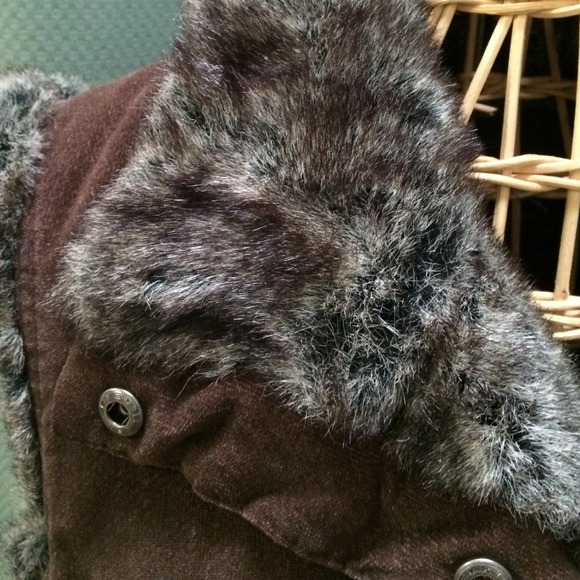 Brown corduroy vest with faux fur lining - Picture 3 of 4