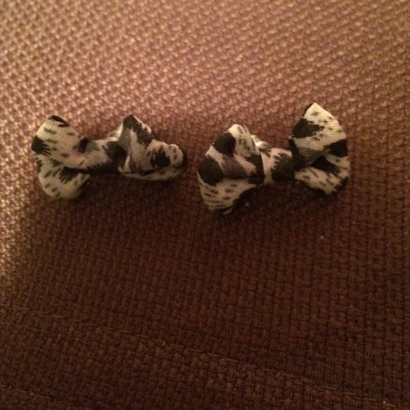 Bow earrings