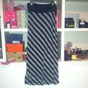 Black and grey stripes maxi skirt.