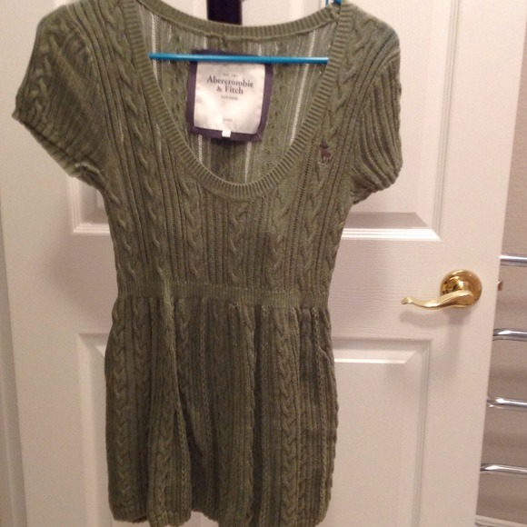 A&E short sleeve sweater. Size large.