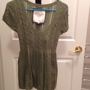 A&E short sleeve sweater. Size large.