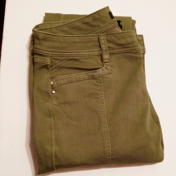 SOLD! ☺️ WHBM Olive Green Slim Ankle Cargo Pants - Picture 3 of 3
