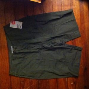 Pleated army green H&M shorts