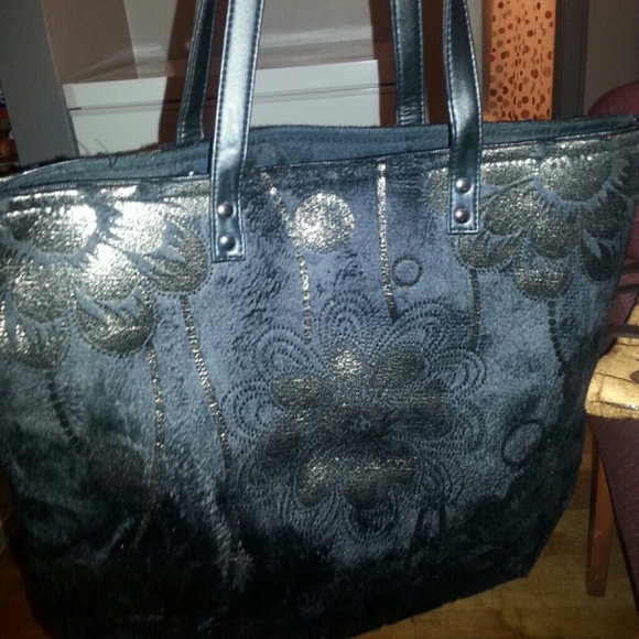Black and gold tote with zipper top. - Picture 1 of 1