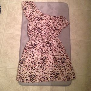 Cheetah print one sleeves dress.