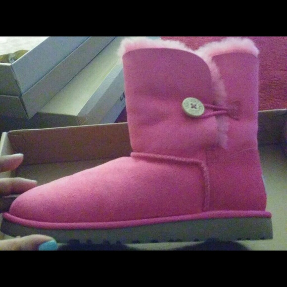 I have tall and short uggs and 1 moccasin ugg - Picture 2 of 4