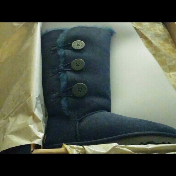 I have tall and short uggs and 1 moccasin ugg - Picture 3 of 4