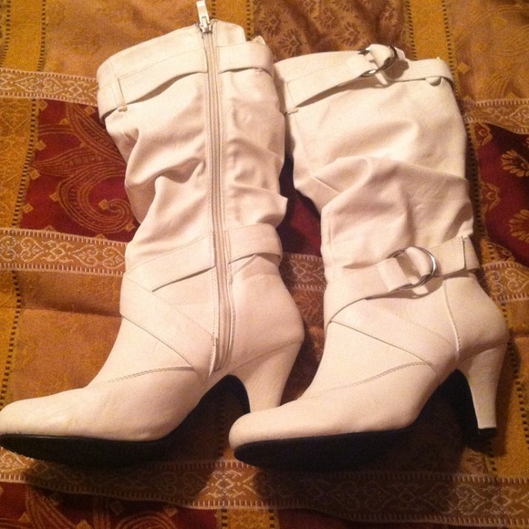 White boots size 7.5