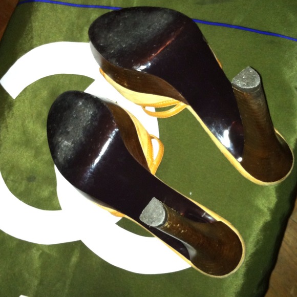 Vintage GUESS open-toe heeled slid on - Picture 3 of 4