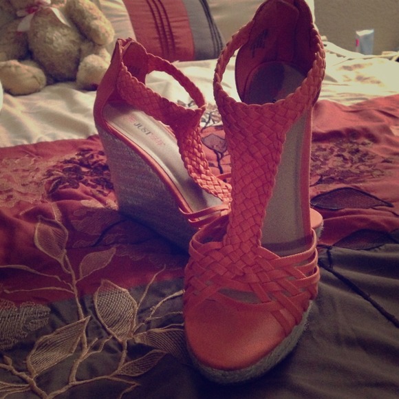 Peach wedge heels 😋