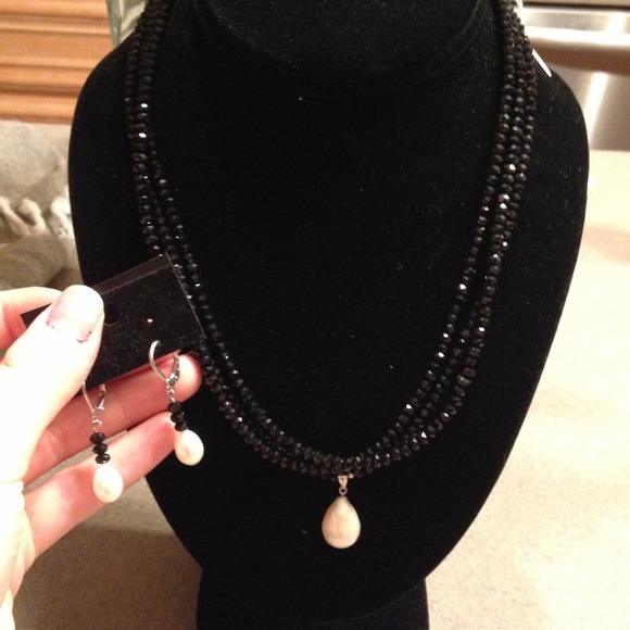 Necklace and earrings set!!