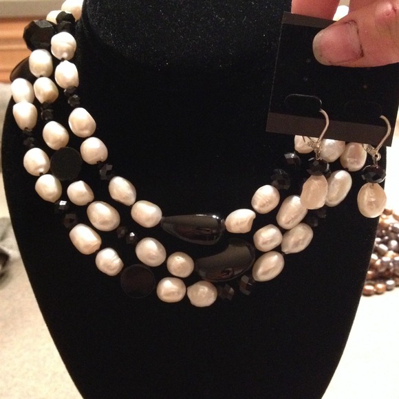 Beautiful black & white pearl necklace!!!