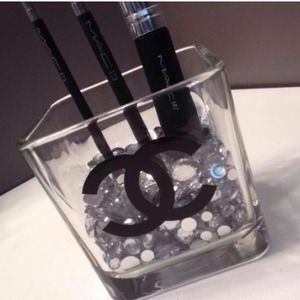 One Makeup brush holder