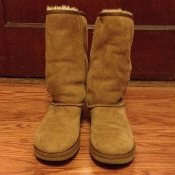 Authentic Tan UGG Boots (Reserved for @yolaxo)