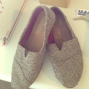 Size 5 toms flats
