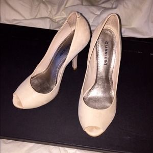 Women's light nude Gianni Bini heels. Size 8.
