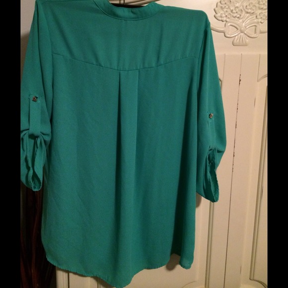 Adorable Turquoise Top - Picture 2 of 2