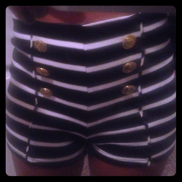 BLACK/CREAM HIGH WAISTED SHORTS. GOLD BUTTONS.