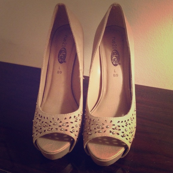 Peep toe pumps with matching clutch