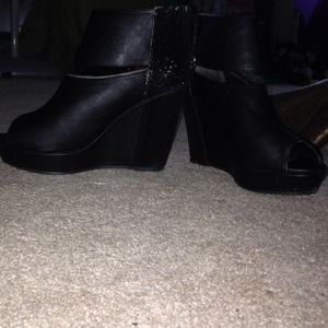 Black Wedges