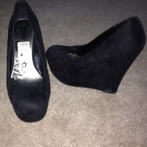 Black wedges
