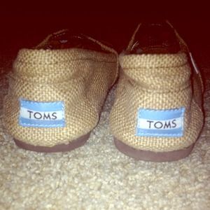Toms gently used! Worn maybe a handful of times!