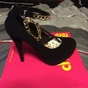Black closed toe pumps w/ gold chain