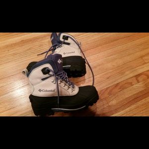 Columbia navy and white snow boot