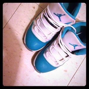 Aqua 11s size 3y.