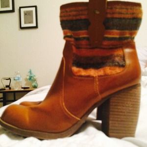 Low rise heeled boots, tan with design
