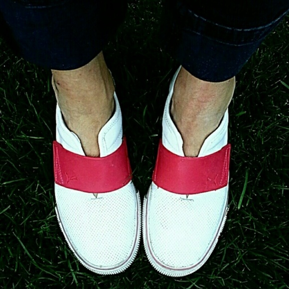 Super cute White Leather Puma's