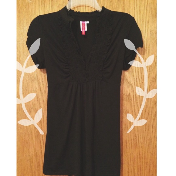 Sweet & Simple Rouched Black Top 👠 - Picture 1 of 4